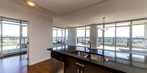 Large 2 bed 2 bath + Den, PENTHOUSE SE Corner View!