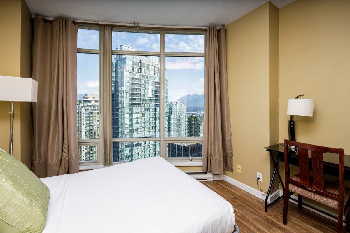 bedroom bath condo for rent downtown ()
