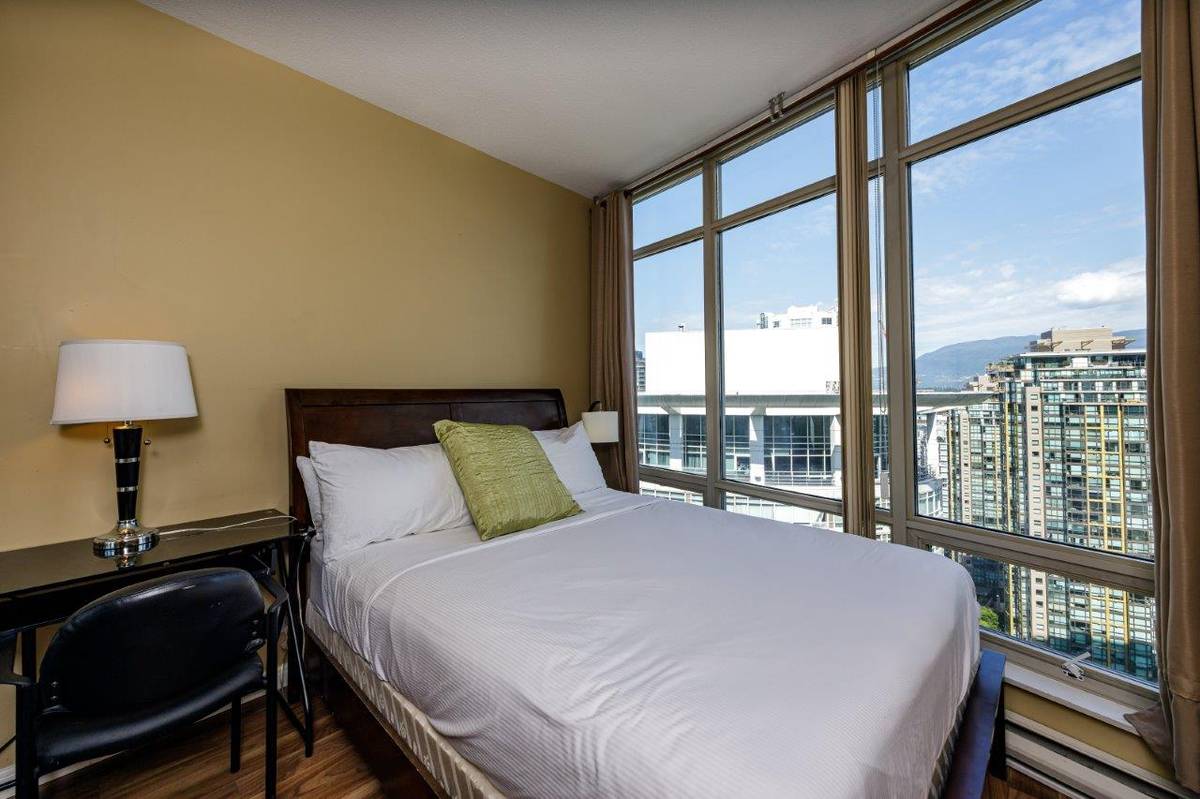 bedroom bath condo for rent downtown ()