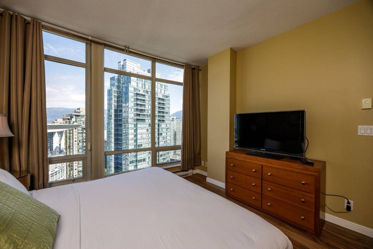 bedroom bath condo for rent downtown ()