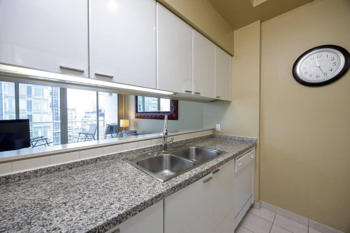 bedroom bath condo for rent downtown ()