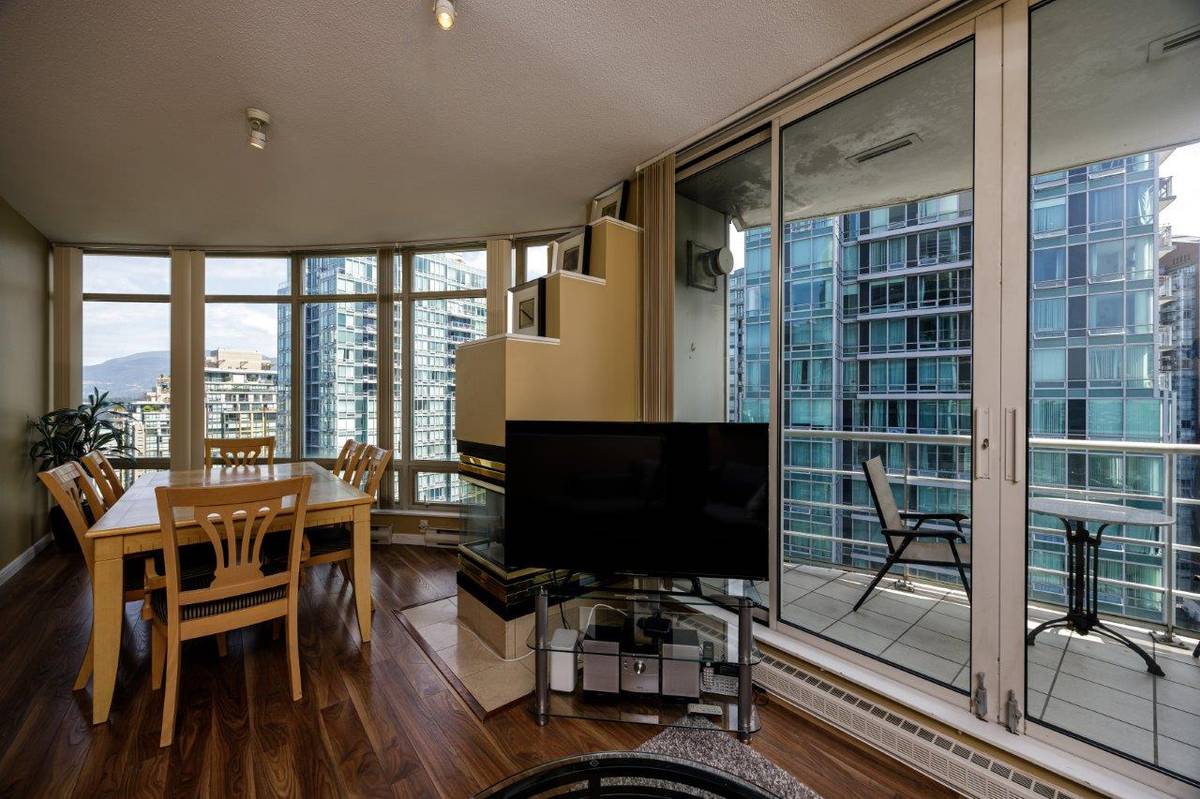bedroom bath condo for rent downtown ()