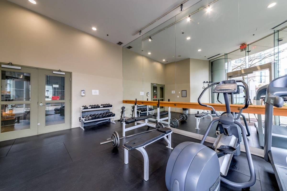 bedroom bath condo for rent downtown ()