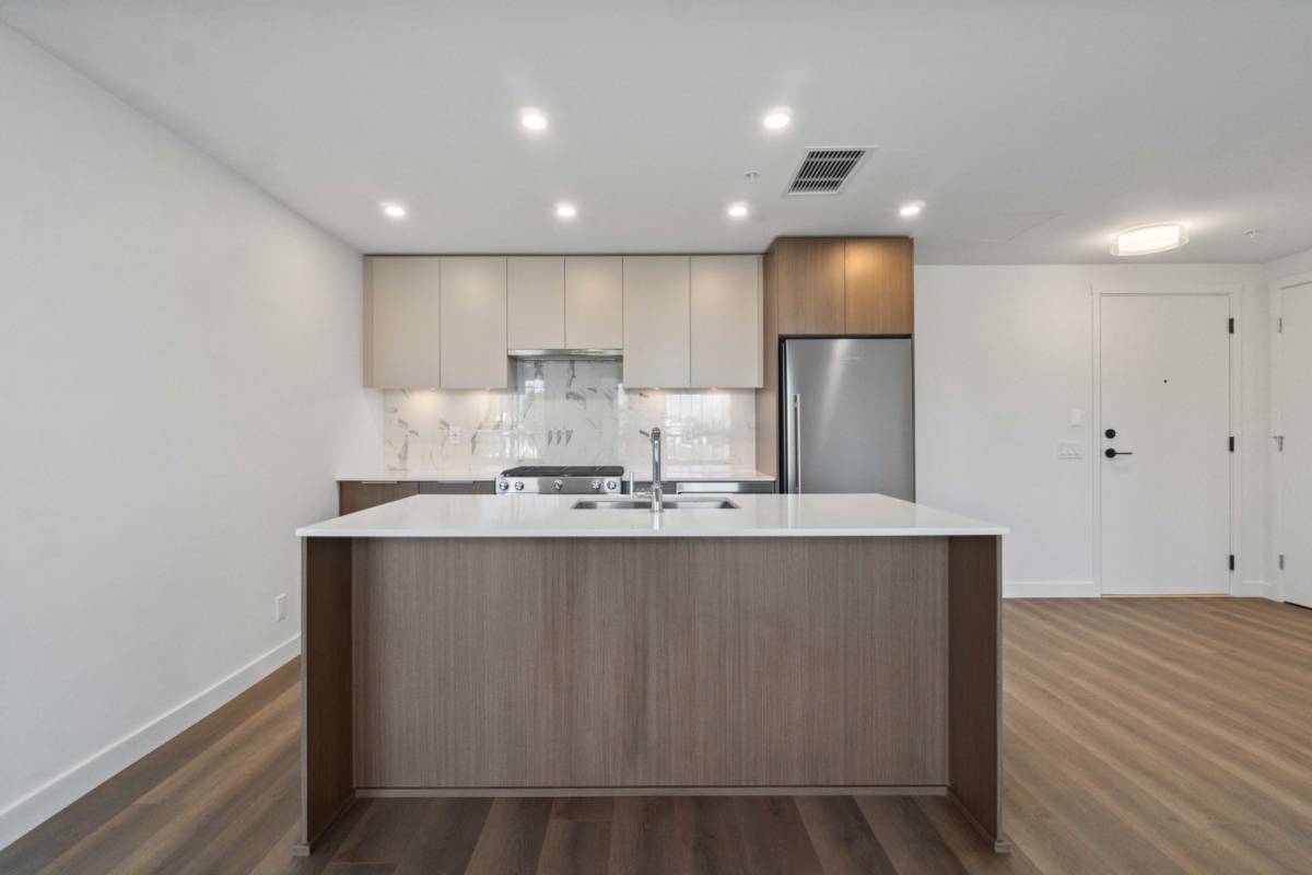 Large Bed Bath condo for rent in Burquitlam ()