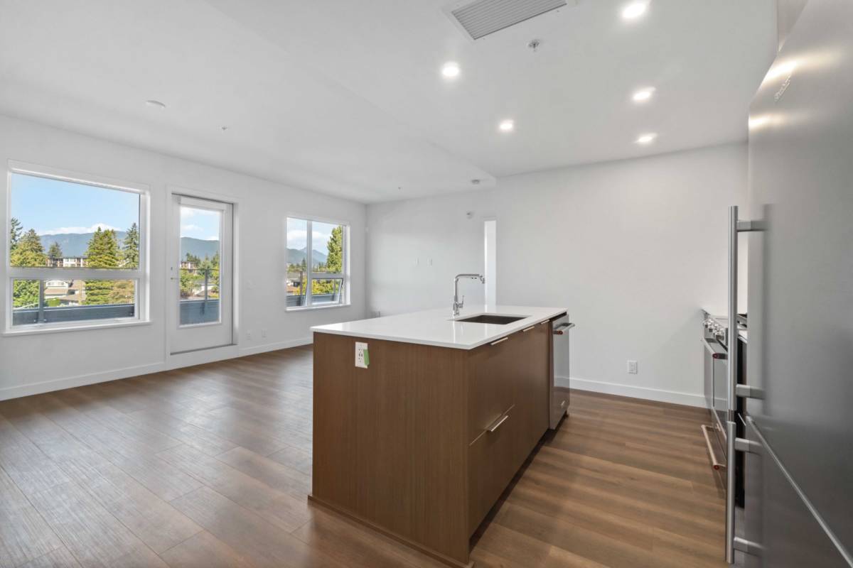 Large Bed Bath condo for rent in Burquitlam ()