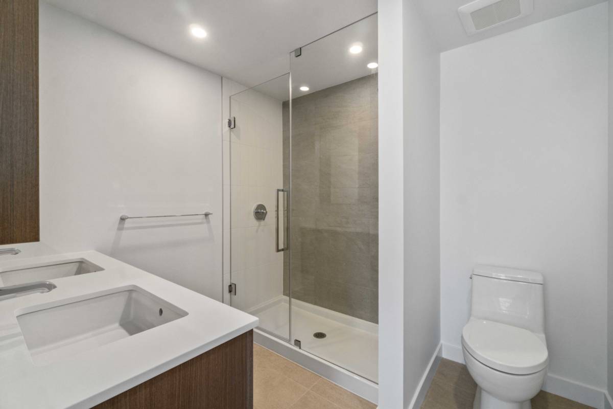 Large Bed Bath condo for rent in Burquitlam ()