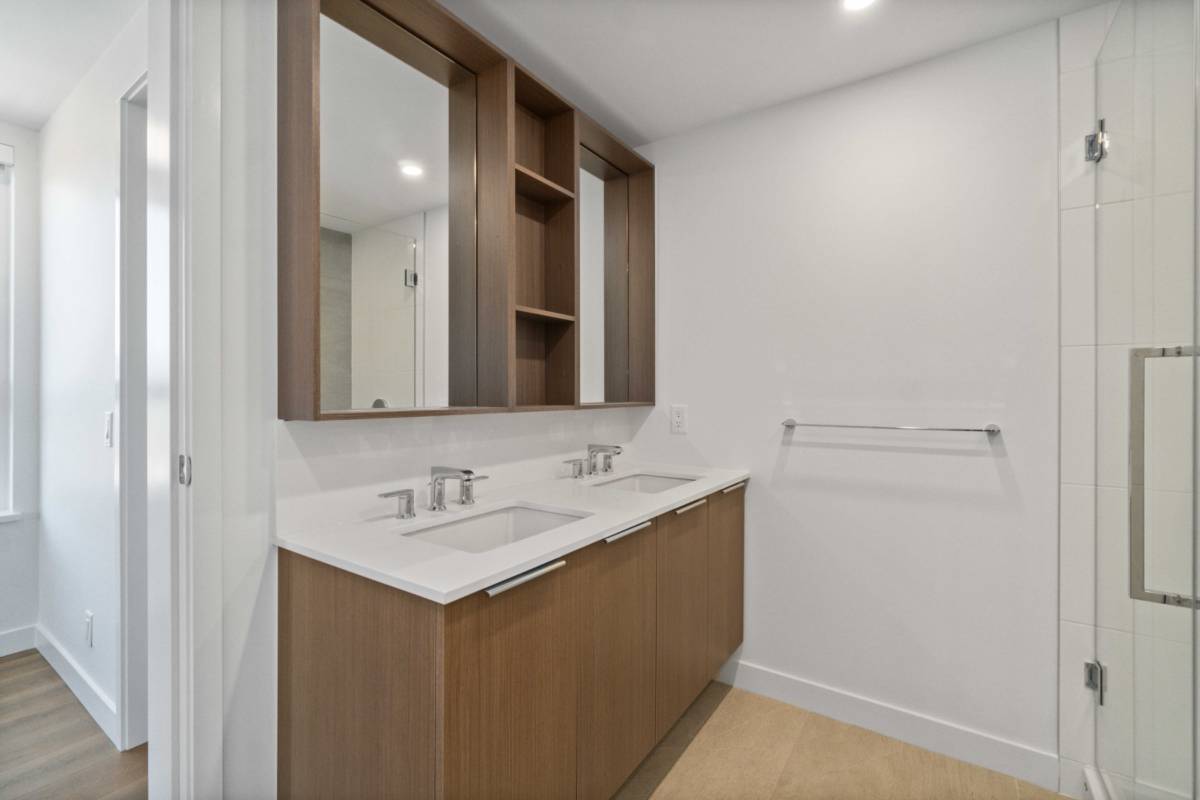 Large Bed Bath condo for rent in Burquitlam ()