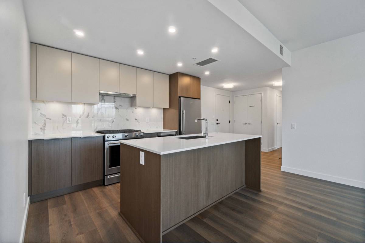 Large Bed Bath condo for rent in Burquitlam ()