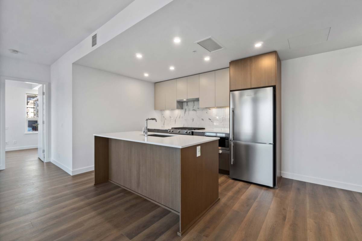 Large Bed Bath condo for rent in Burquitlam ()