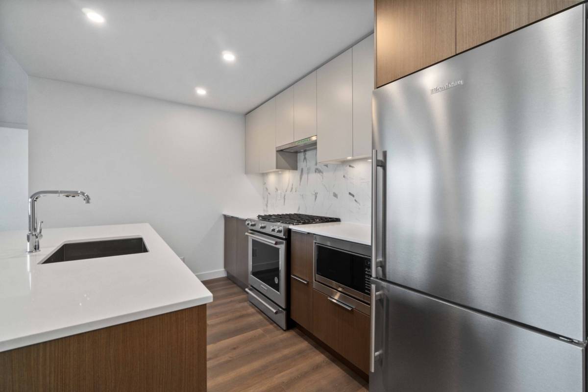 Large Bed Bath condo for rent in Burquitlam ()