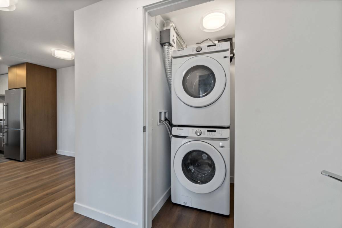 Large Bed Bath condo for rent in Burquitlam ()