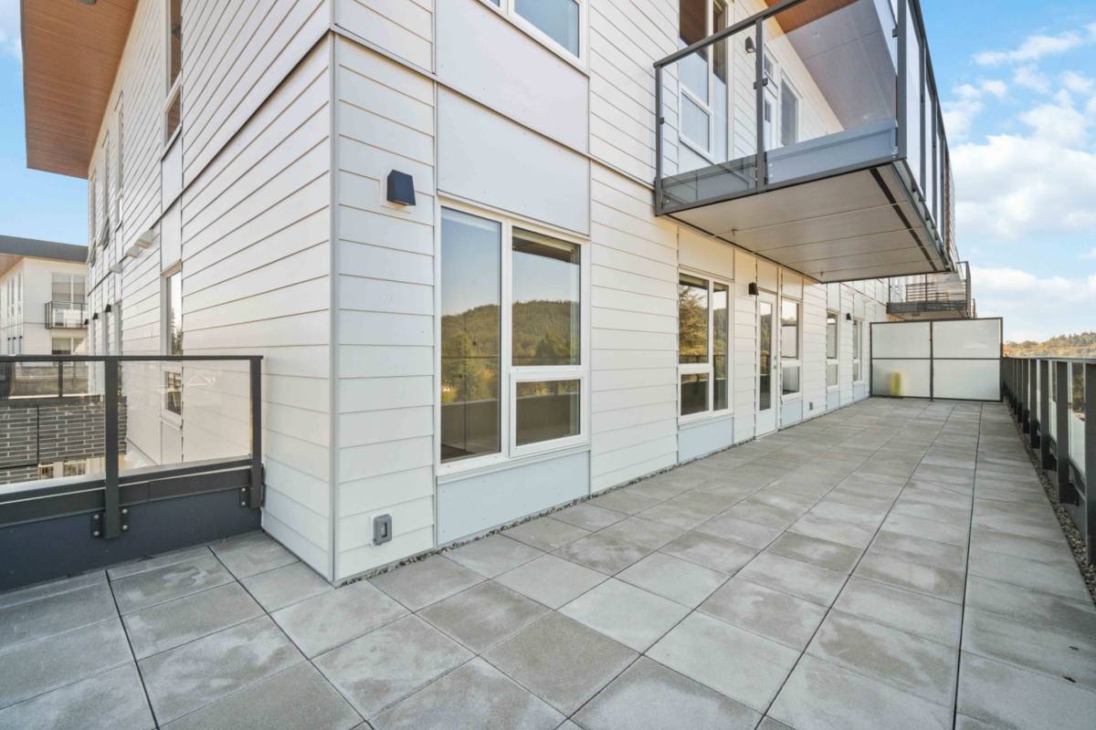 Large Bed Bath condo for rent in Burquitlam ()