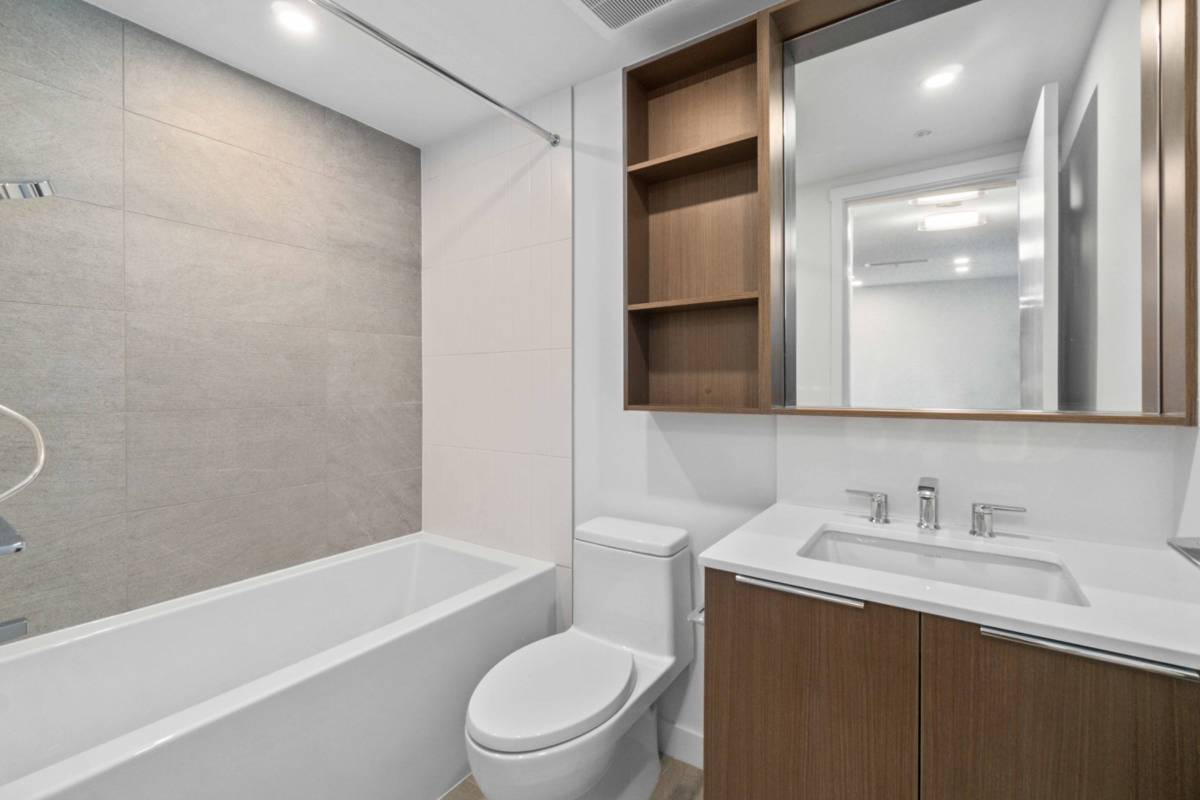 Large Bed Bath condo for rent in Burquitlam ()