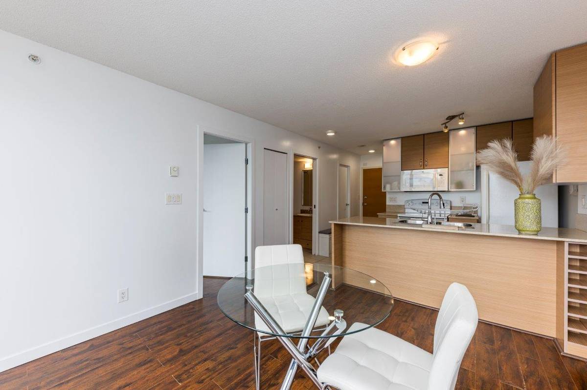 bed bath w patio in the Heart of Yaletown for rent ()