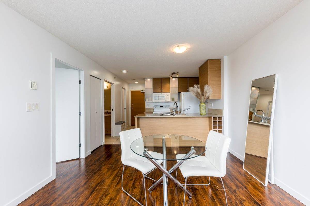 bed bath w patio in the Heart of Yaletown for rent ()