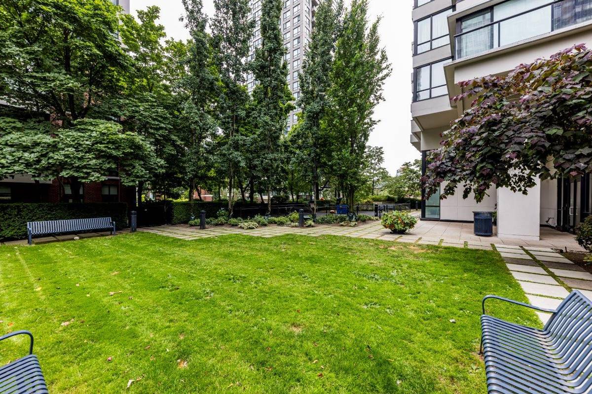 bed bath w patio in the Heart of Yaletown for rent ()
