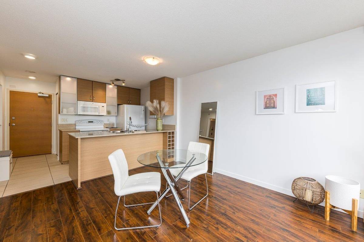 bed bath w patio in the Heart of Yaletown for rent ()