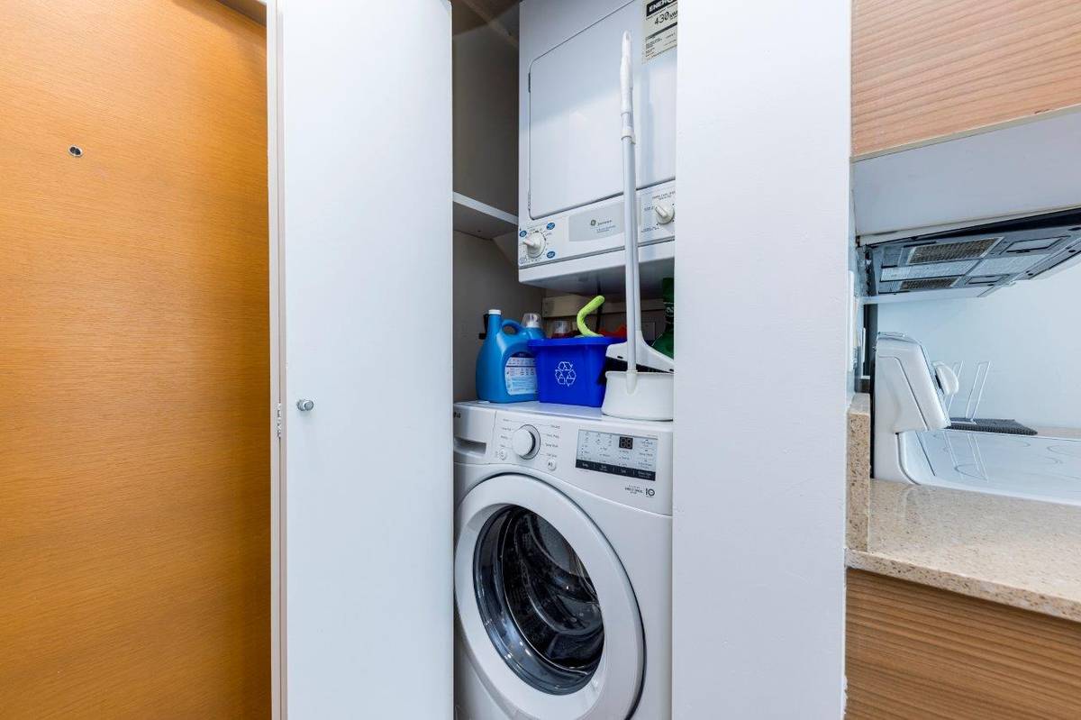 bed bath w patio in the Heart of Yaletown for rent ()