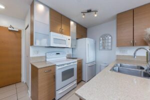 bed bath w patio in the Heart of Yaletown for rent ()