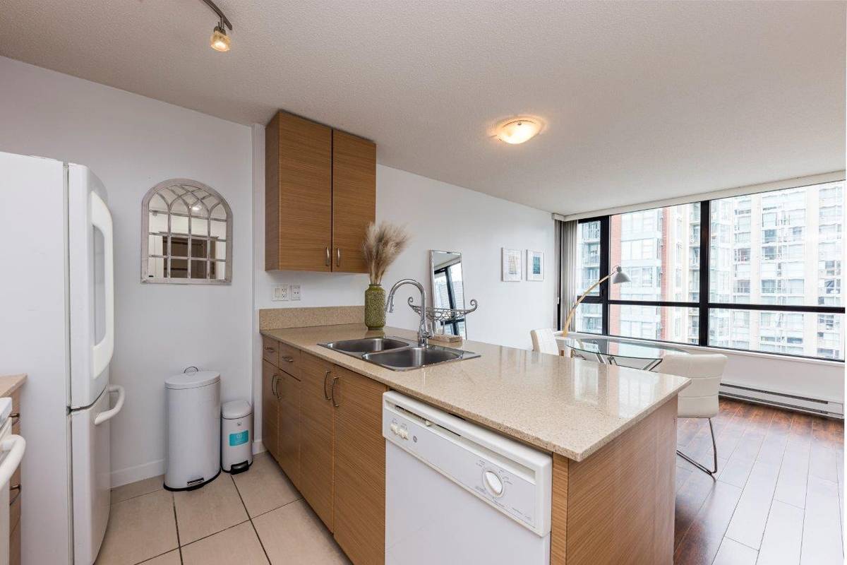 bed bath w patio in the Heart of Yaletown for rent ()