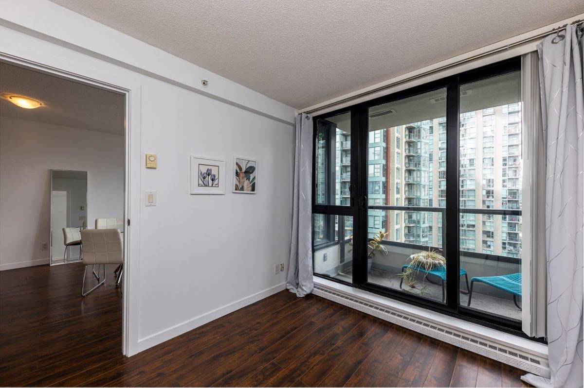 bed bath w patio in the Heart of Yaletown for rent ()