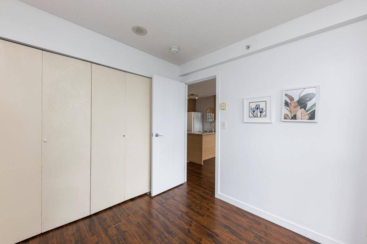 bed bath w patio in the Heart of Yaletown for rent ()