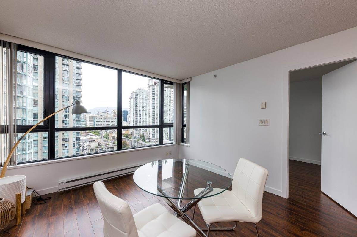 bed bath w patio in the Heart of Yaletown for rent ()