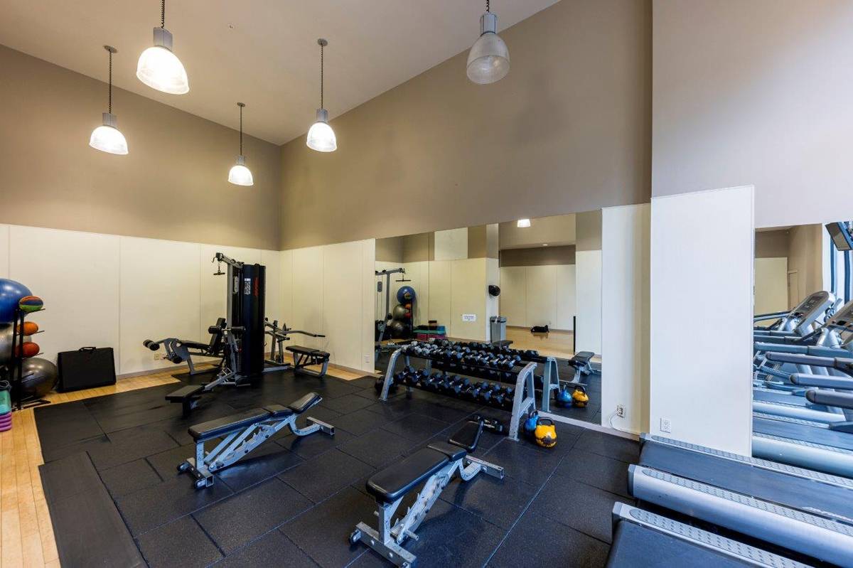 bed bath w patio in the Heart of Yaletown for rent ()