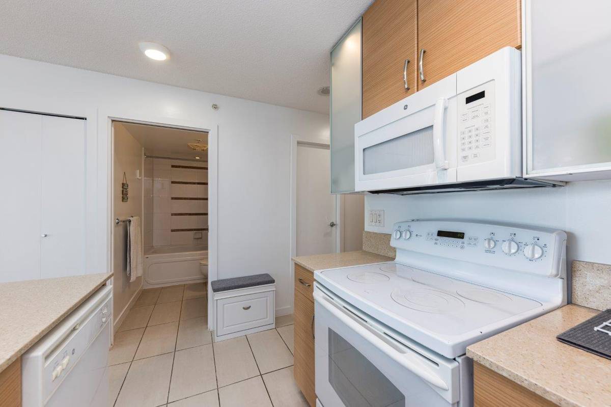 bed bath w patio in the Heart of Yaletown for rent ()
