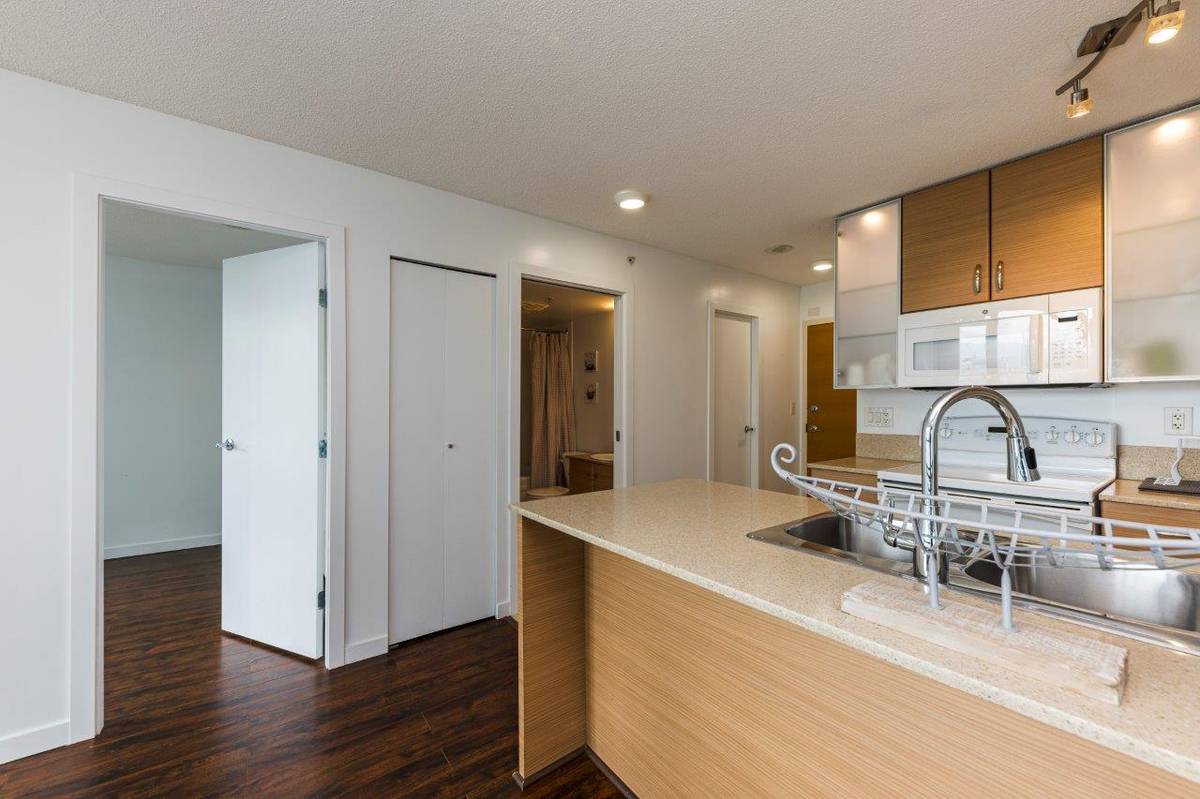 bed bath w patio in the Heart of Yaletown for rent ()