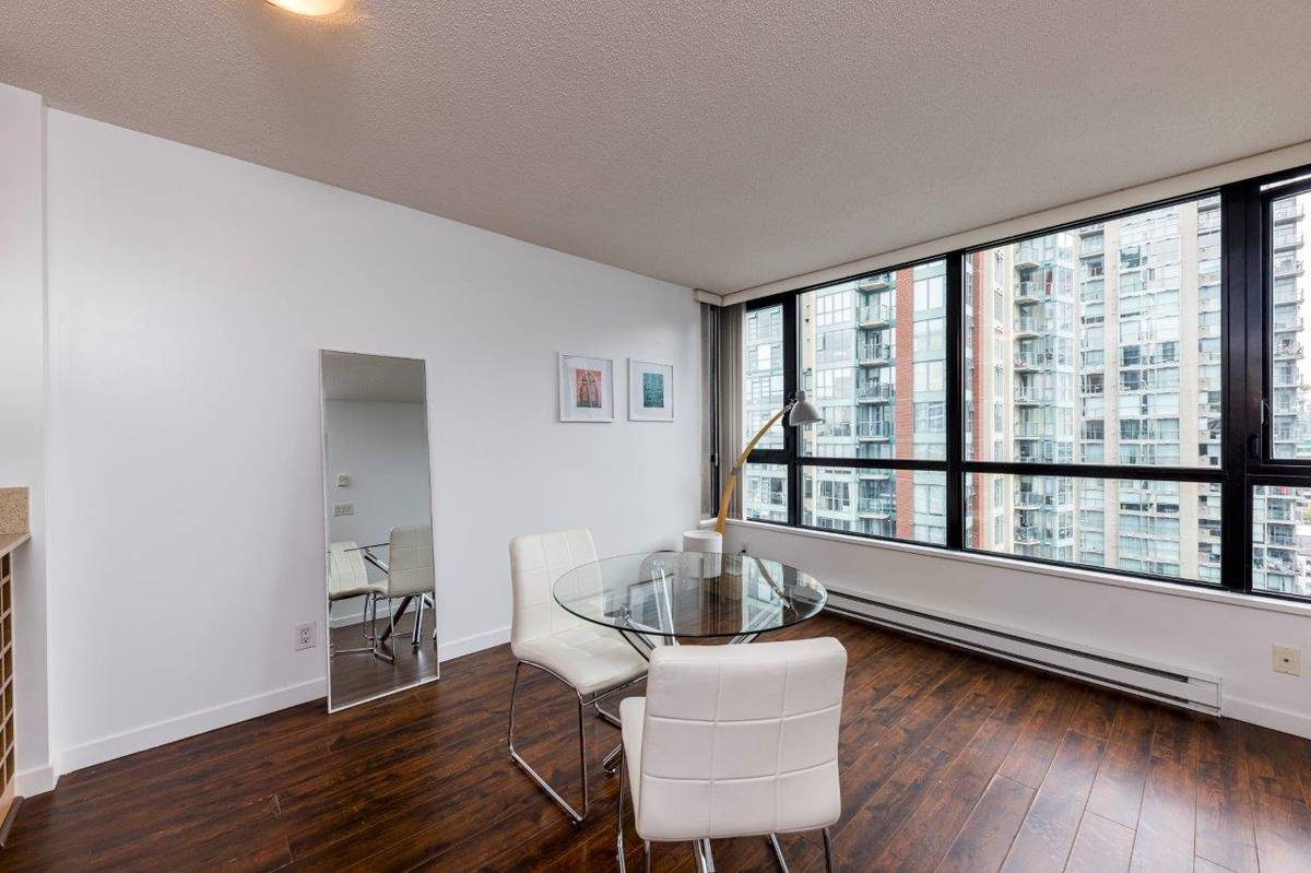 bed bath w patio in the Heart of Yaletown for rent ()