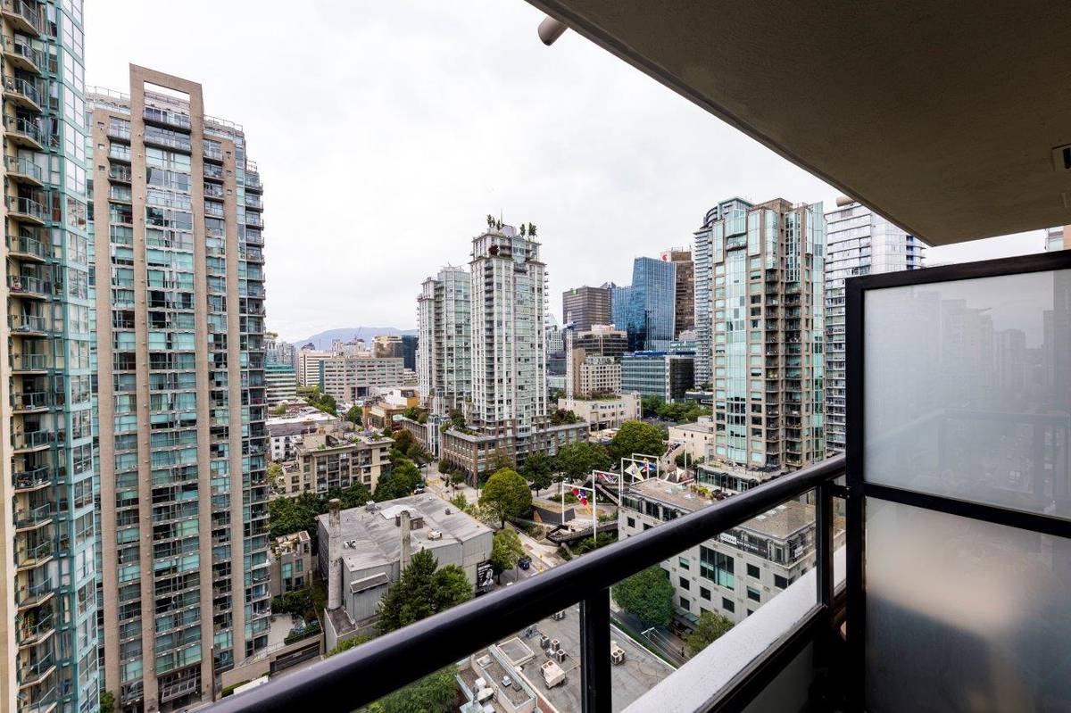 bed bath w patio in the Heart of Yaletown for rent ()
