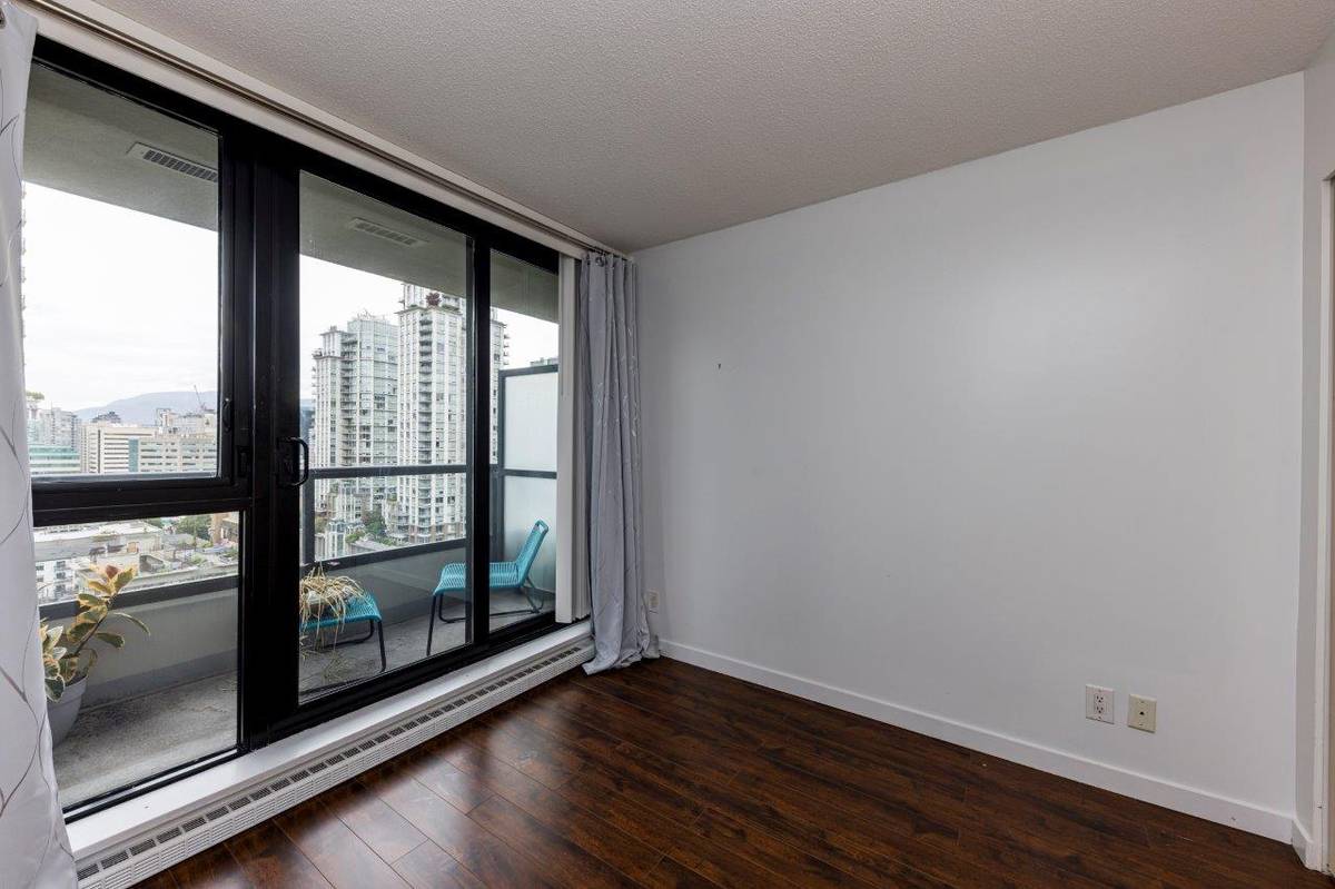bed bath w patio in the Heart of Yaletown for rent ()