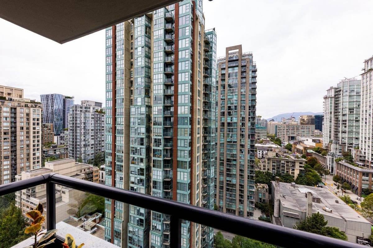 bed bath w patio in the Heart of Yaletown for rent ()