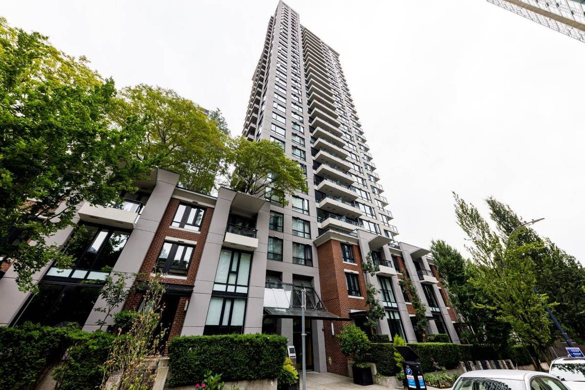 bed bath w patio in the Heart of Yaletown for rent ()