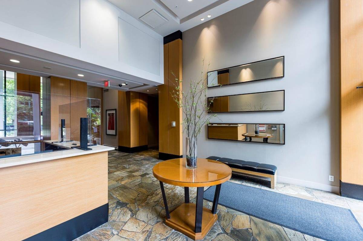 bed bath w patio in the Heart of Yaletown for rent ()