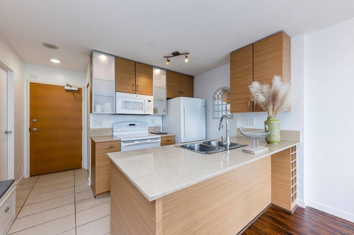 bed bath w patio in the Heart of Yaletown for rent ()