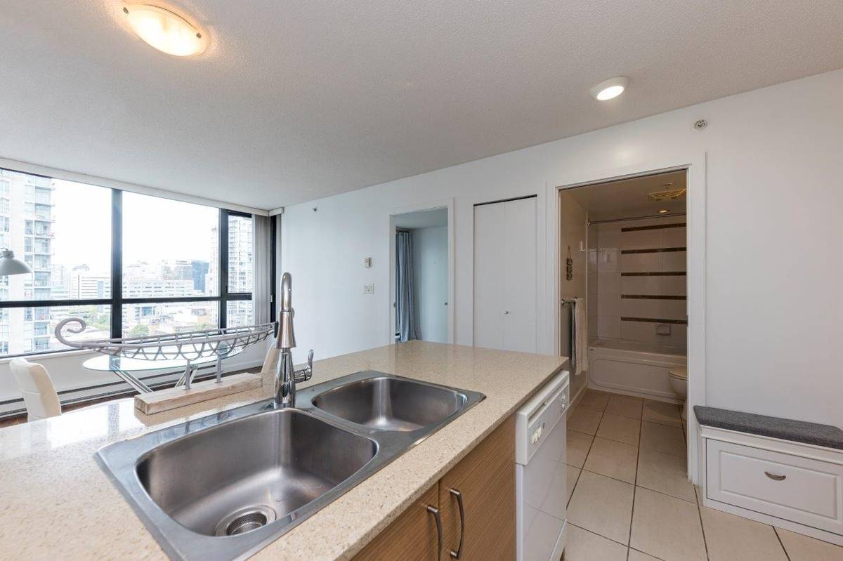 bed bath w patio in the Heart of Yaletown for rent ()