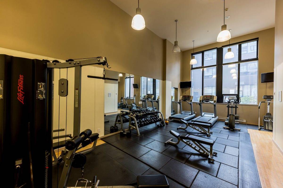 bed bath w patio in the Heart of Yaletown for rent ()