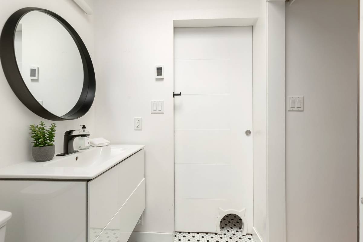 bedroom condo East Pender Vancouver BC for rent ()