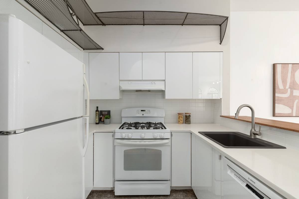 bedroom condo East Pender Vancouver BC for rent ()