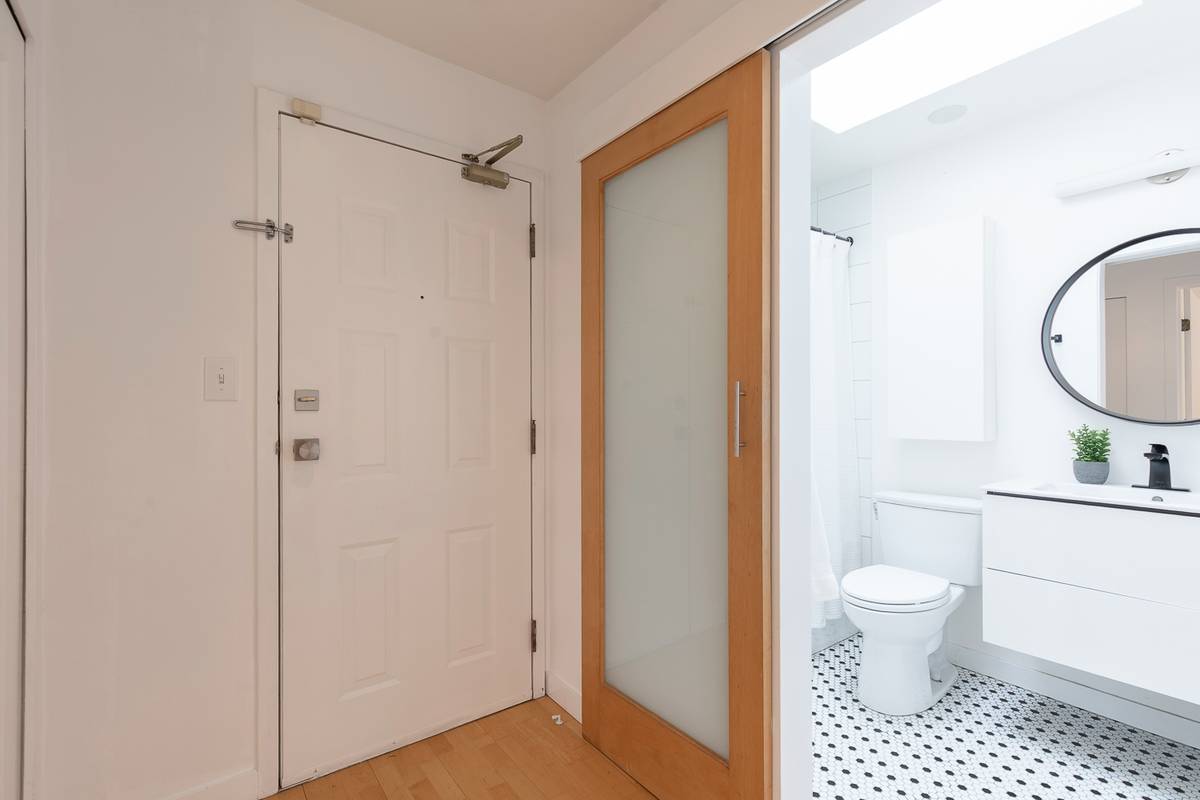 bedroom condo East Pender Vancouver BC for rent ()