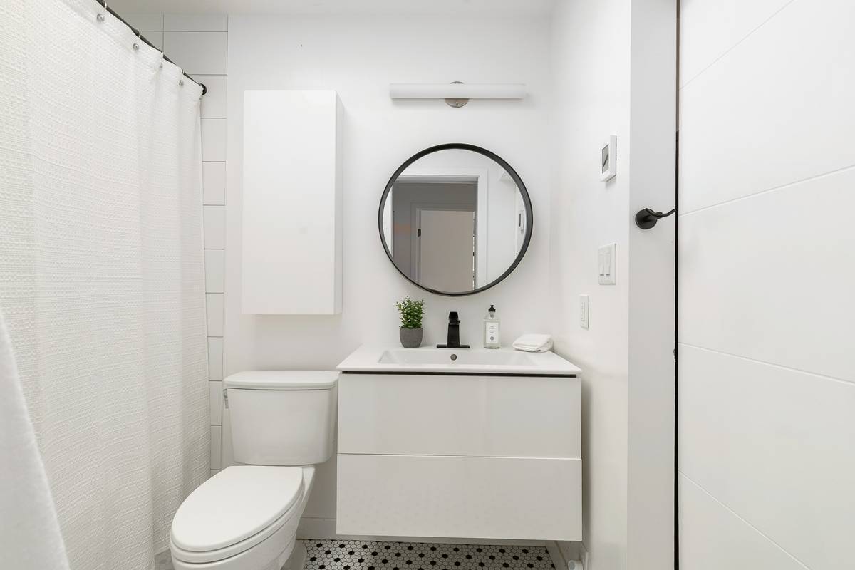 bedroom condo East Pender Vancouver BC for rent ()