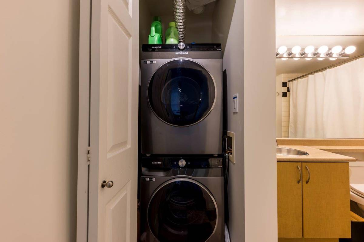 Large bed bath for rent in Tinseltown downtown Vancouver ()