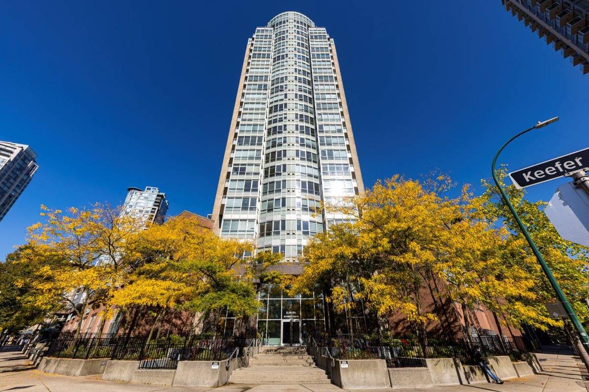 Large bed bath for rent in Tinseltown downtown Vancouver ()