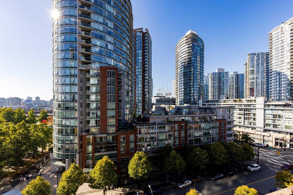 Large bed bath for rent in Tinseltown downtown Vancouver ()