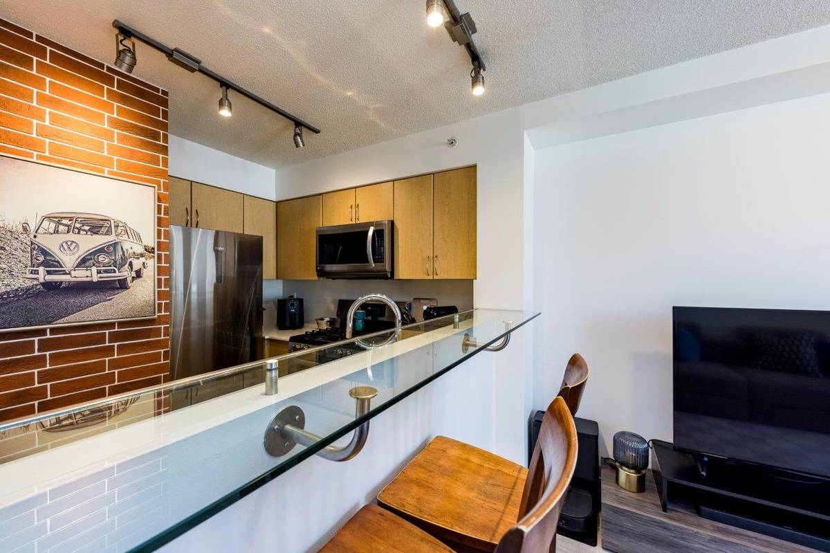 Large bed bath for rent in Tinseltown downtown Vancouver ()
