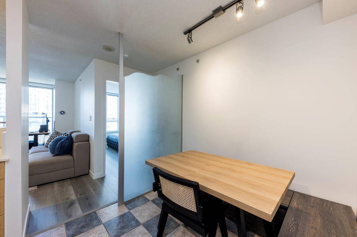 Large bed bath for rent in Tinseltown downtown Vancouver ()