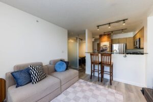Large bed bath for rent in Tinseltown downtown Vancouver ()