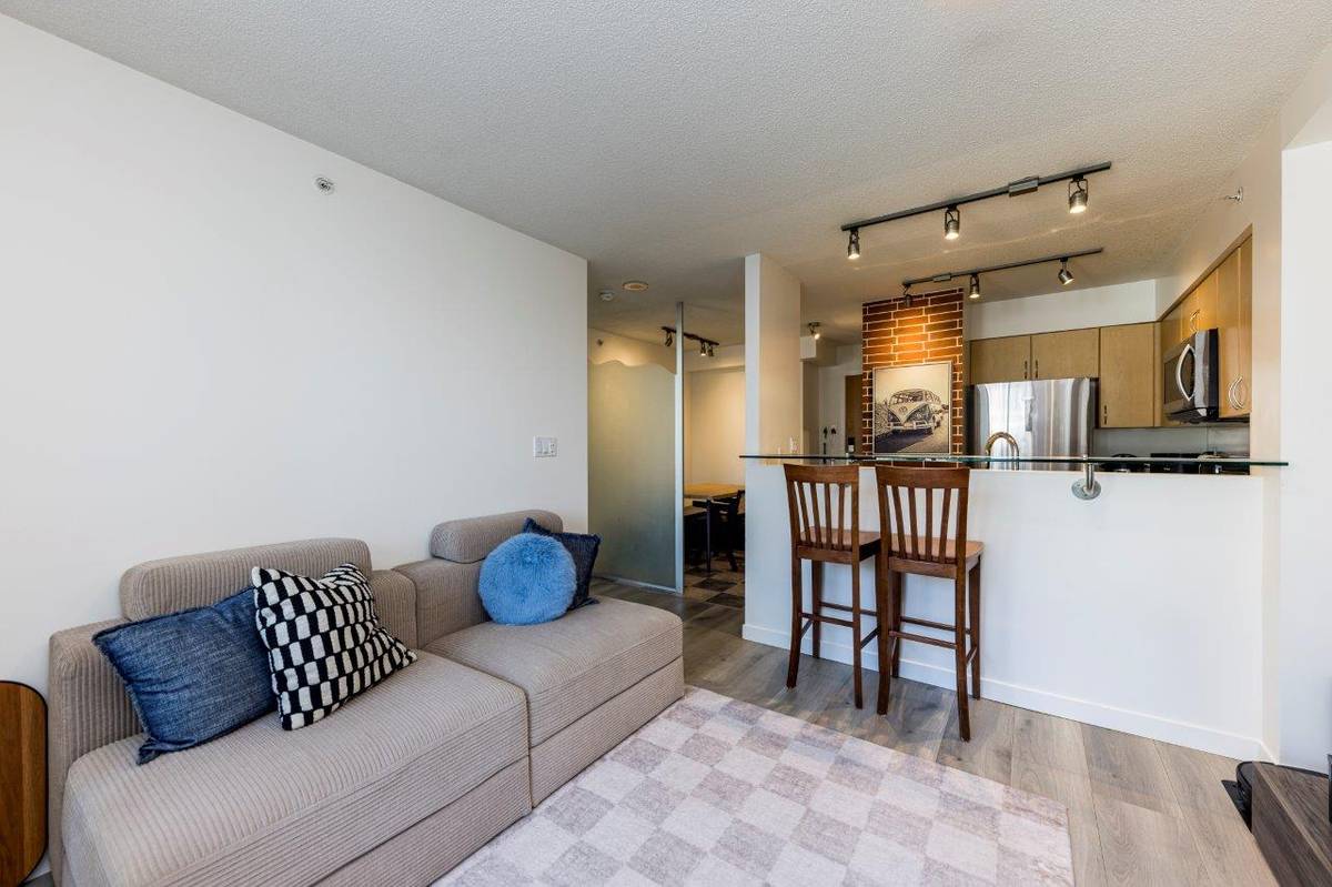 Large bed bath for rent in Tinseltown downtown Vancouver ()